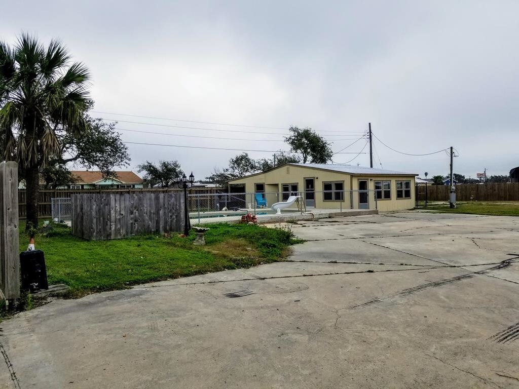 1702 S Doughty St, Rockport, TX for sale Primary Photo- Image 1 of 1