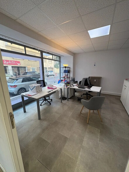 Office in Marseille for lease - Interior Photo - Image 3 of 11