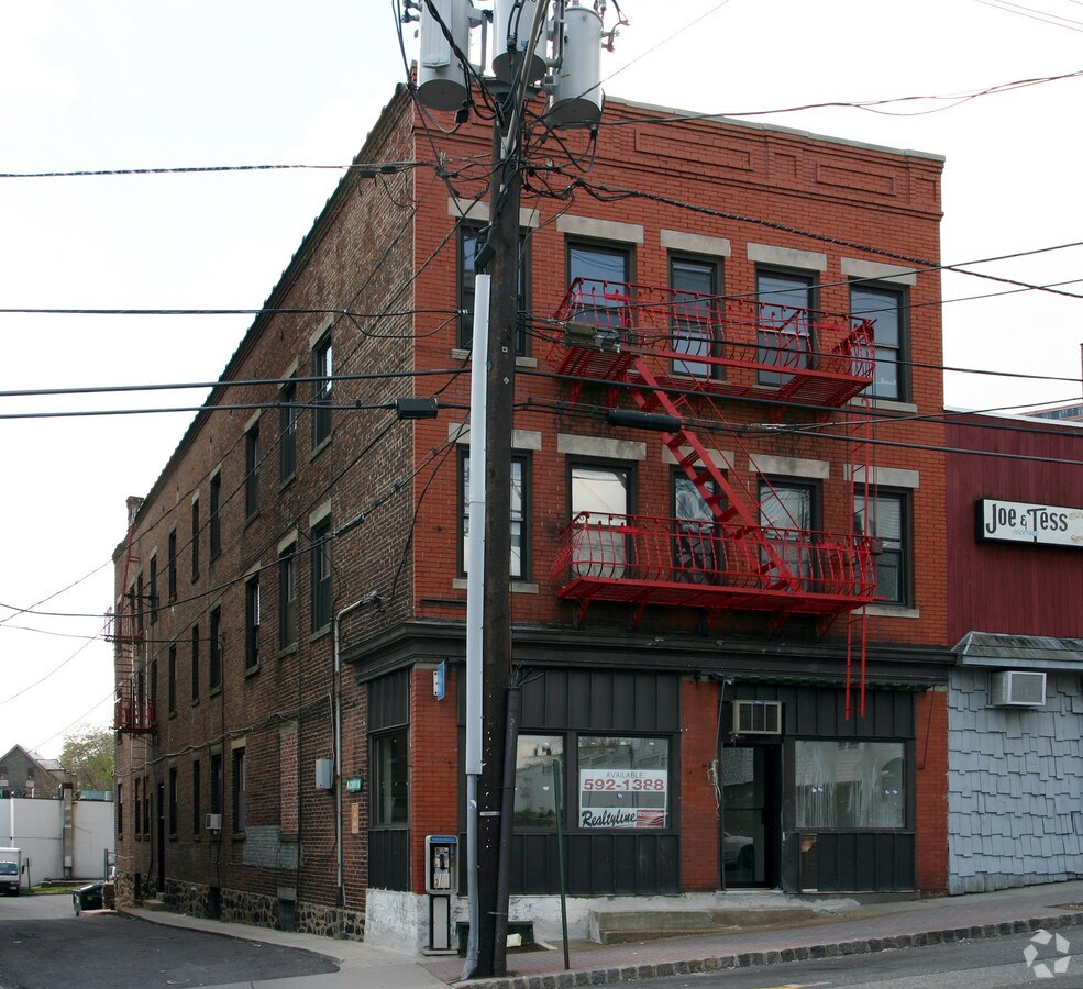 14 Hilliard Ave, Edgewater, NJ 07020