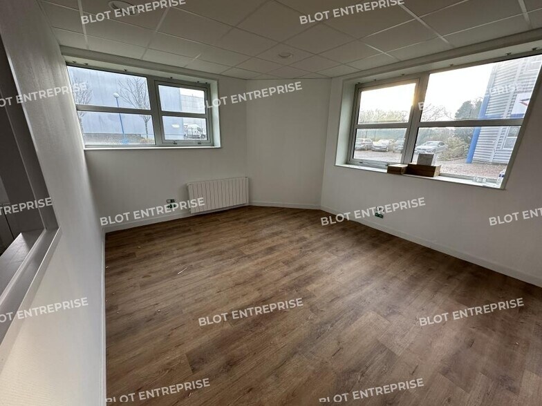 Office in Lorient for lease - Interior Photo - Image 2 of 6