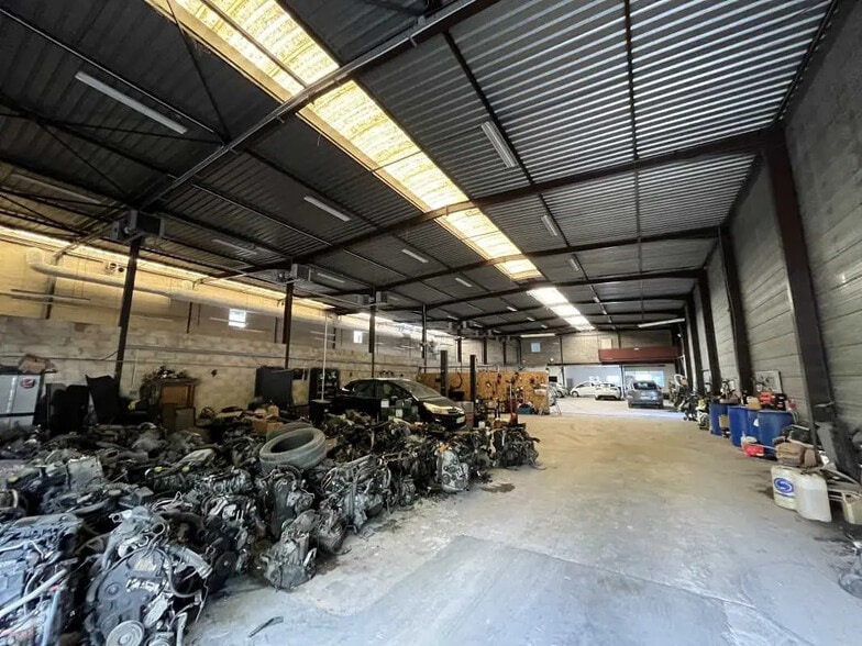 Flex in Porcheville for sale - Building Photo - Image 2 of 8