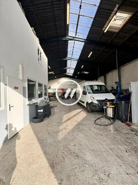 Industrial in Persan for lease - Building Photo - Image 3 of 14