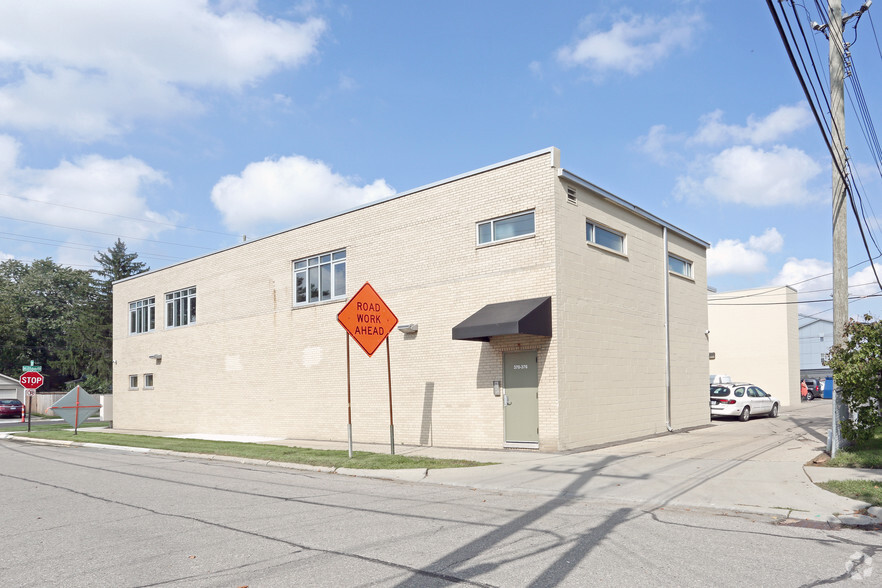 360-376 Hilton Dr, Ferndale, MI for lease - Building Photo - Image 3 of 12