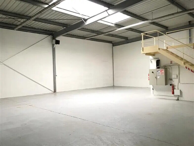 Flex in Noisiel for lease - Interior Photo - Image 1 of 4