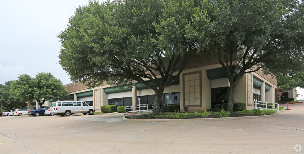 2621 Ridgepoint Dr, Austin, TX for lease - Primary Photo - Image 1 of 14