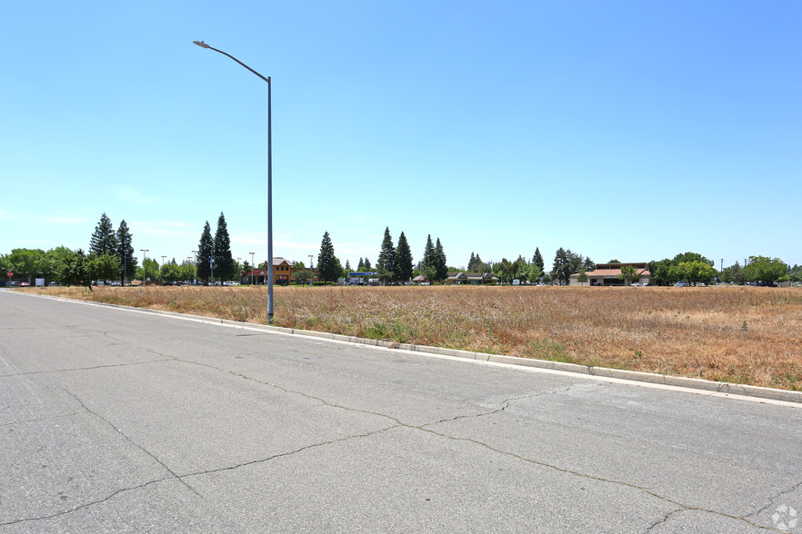 1859 Shaw Ave, Clovis, CA for sale - Building Photo - Image 3 of 10