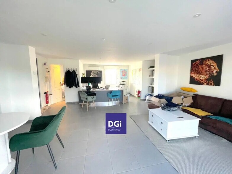 Office in Nîmes for lease - Interior Photo - Image 1 of 7