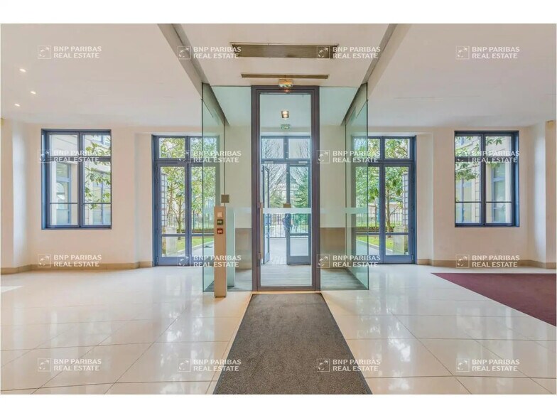 Office in Chessy for lease - Lobby - Image 2 of 8