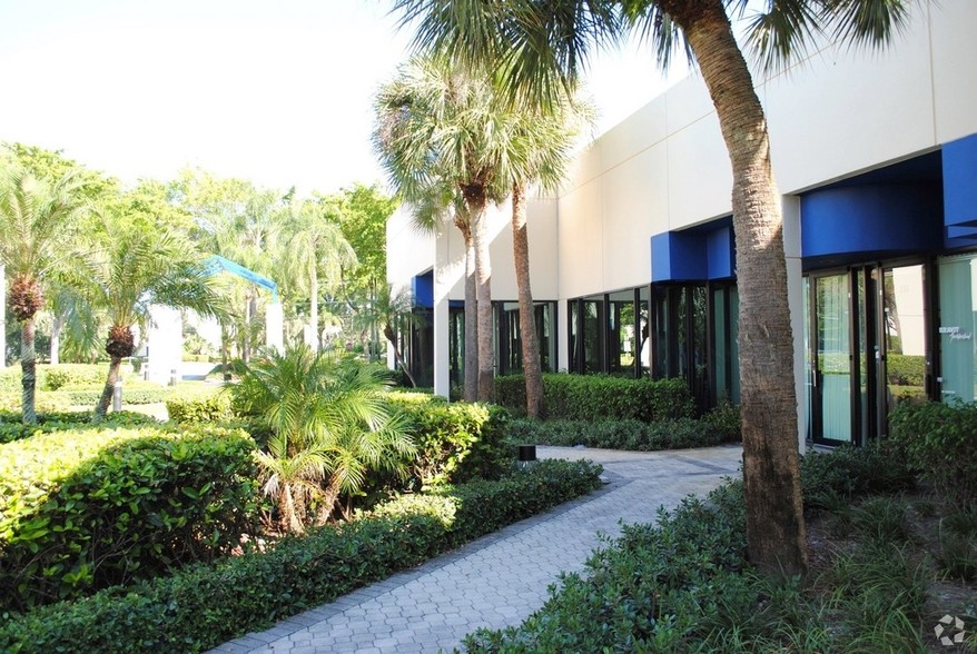 902 Clint Moore Rd, Boca Raton, FL for lease - Building Photo - Image 3 of 6