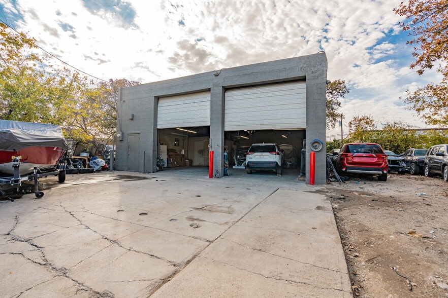 2662 Lombardy Ln, Dallas, TX for sale - Building Photo - Image 3 of 9