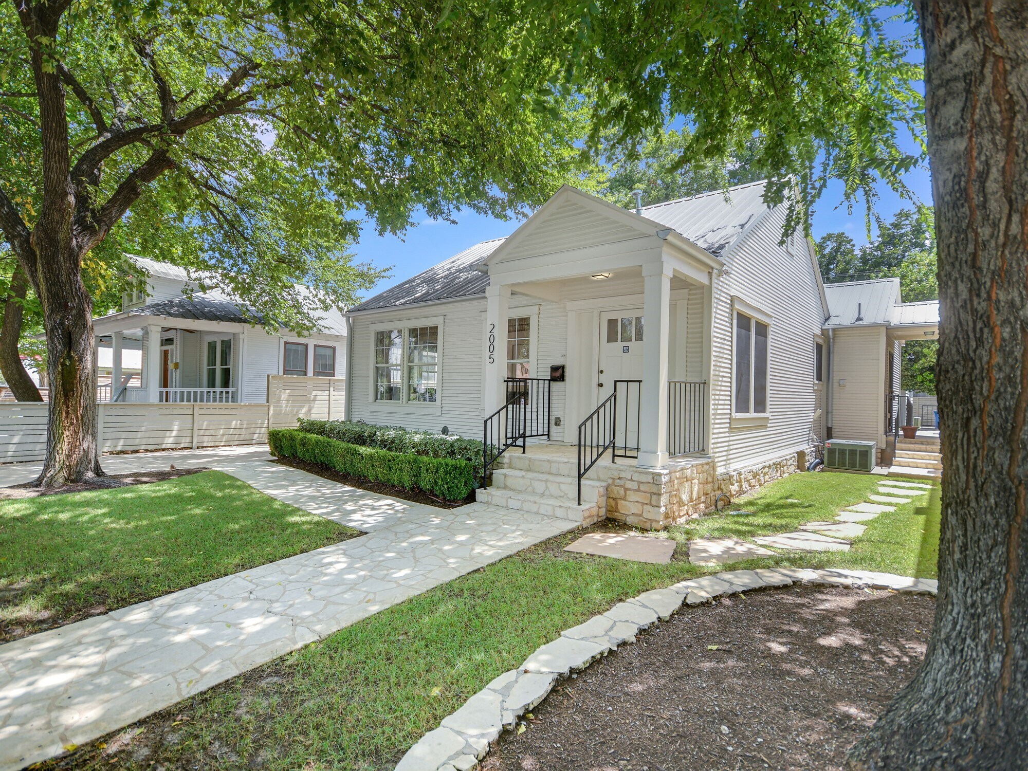 2005 E Cesar Chavez St, Austin, TX for sale Building Photo- Image 1 of 1