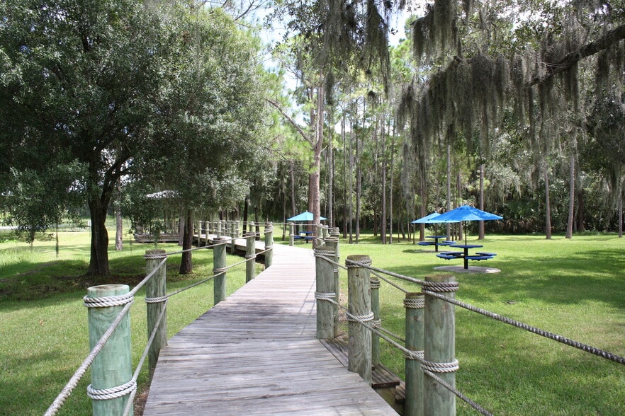 1301 Sarasota Center Blvd, Sarasota, FL for lease - Building Photo - Image 3 of 7