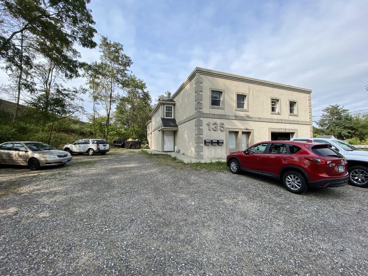 135 Fairchild Ave, Fairfield, CT 06825