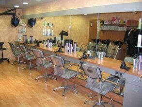 Retail in Montcada i Reixac, Barcelona for lease Interior Photo- Image 2 of 6