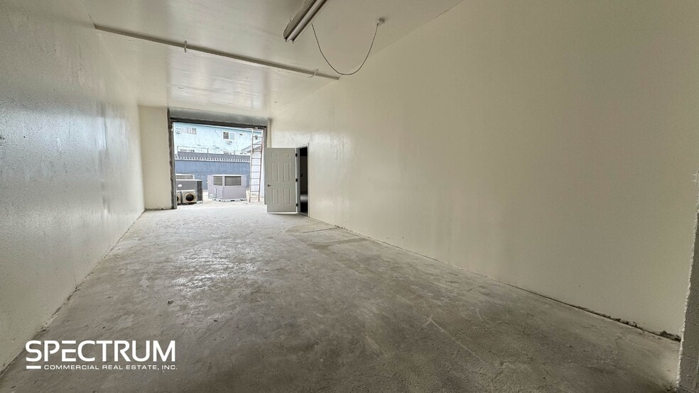 14743-14745 Arminta St, Van Nuys, CA for lease - Building Photo - Image 3 of 9