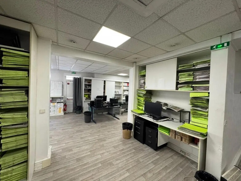 Office in Versailles for lease - Interior Photo - Image 3 of 12