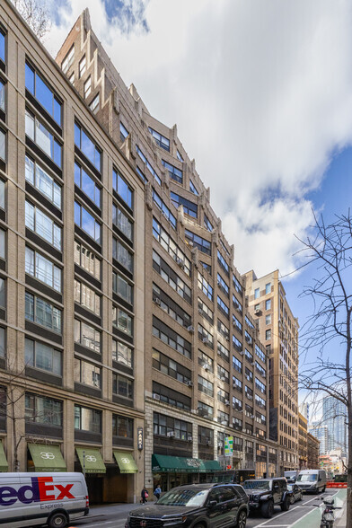 330 W 38th St, New York, NY for lease - Building Photo - Image 2 of 8