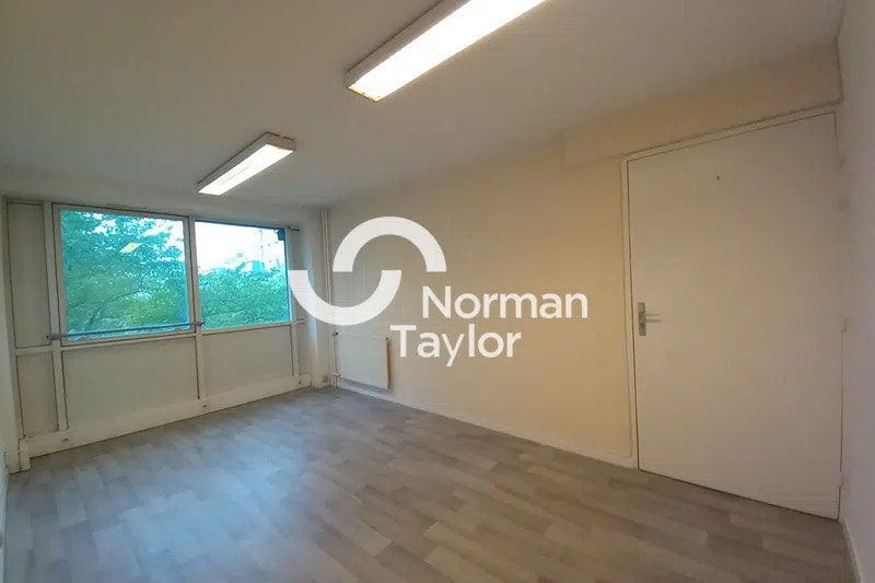 Office in Saint-Priest for lease - Building Photo - Image 1 of 8