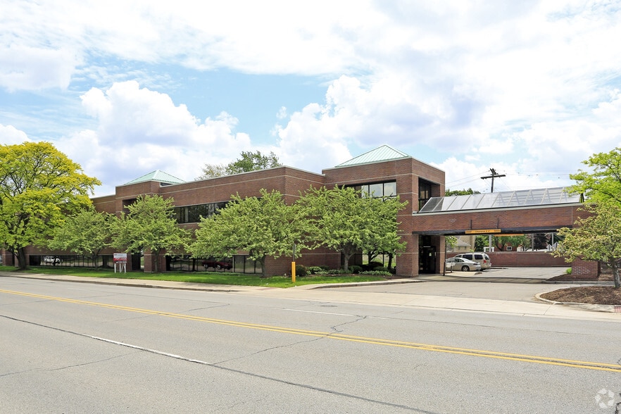 1695 W Twelve Mile Rd, Berkley, MI for lease - Building Photo - Image 3 of 7