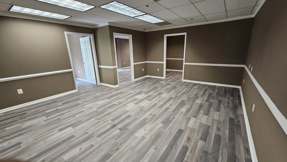 450 Maple Ave E, Vienna, VA for lease - Interior Photo - Image 2 of 31