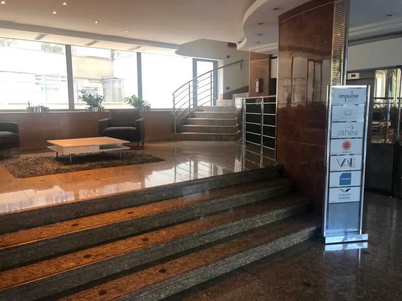 83 Avenue Charles De Gaulle, Neuilly-sur-Seine for lease - Lobby - Image 2 of 11