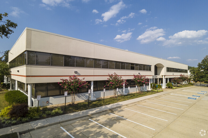 6820 Commercial Dr, Springfield, VA for lease - Building Photo - Image 1 of 9