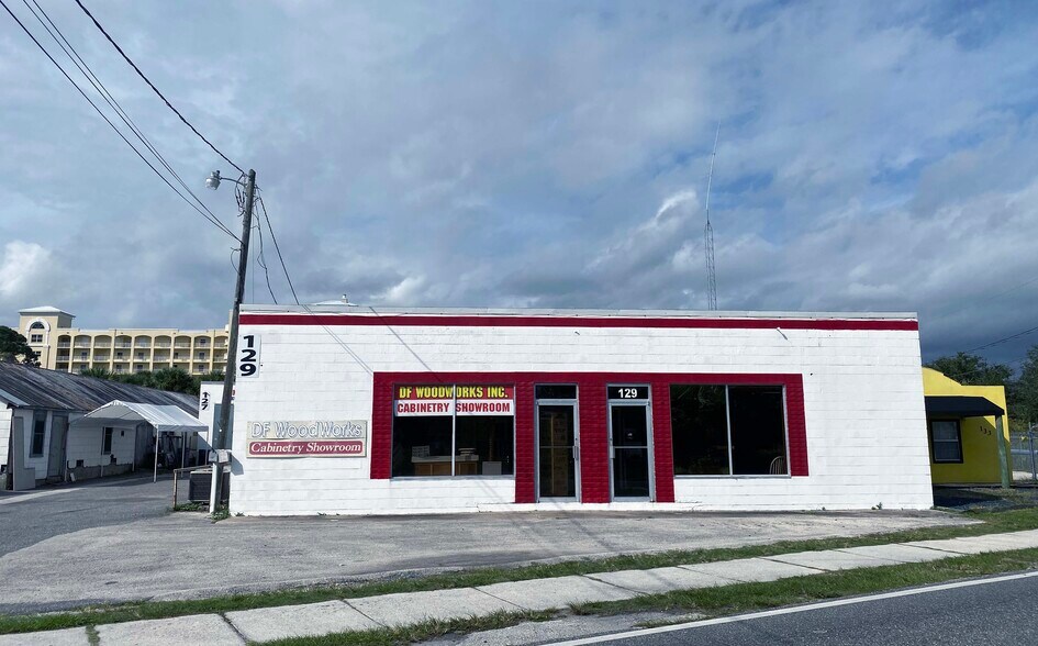 127 N Tropical Trl, Merritt Island, FL for sale - Primary Photo - Image 1 of 1