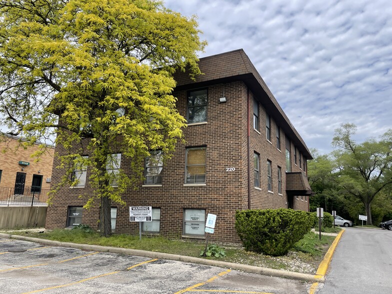 220 E Lake St, Addison, IL for lease - Building Photo - Image 1 of 8