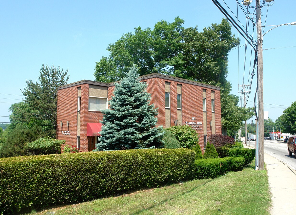 2213 Mendon Rd, Woonsocket, RI 02895