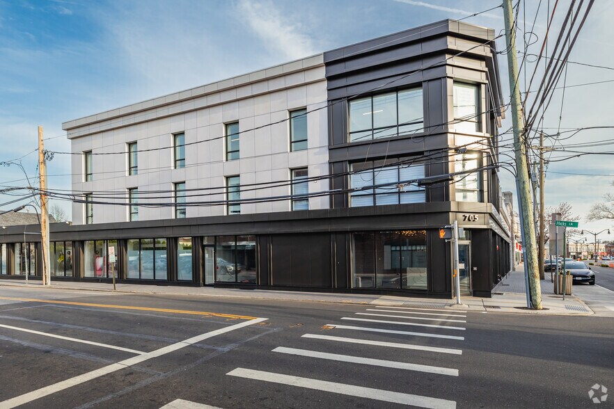 705 Middle Neck Rd, Great Neck, NY for lease - Building Photo - Image 1 of 13