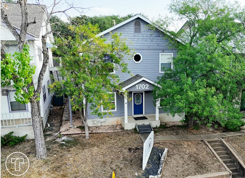 1702 & 1704 W 6th St portfolio of 2 properties for sale on LoopNet.com - Building Photo - Image 3 of 6