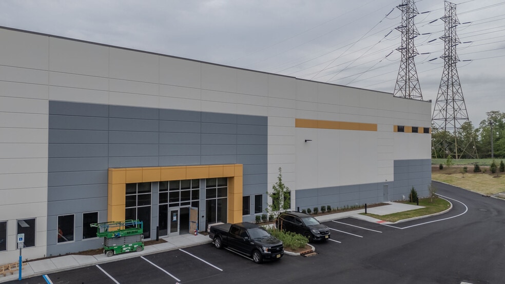 681 Main St, Belleville, NJ for lease - Building Photo - Image 2 of 17