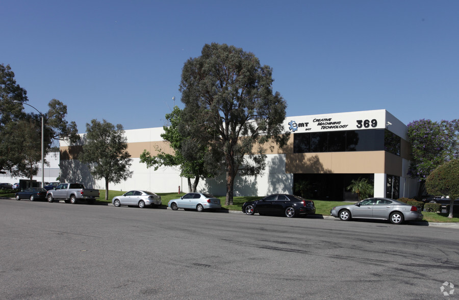 390 N Meyer Cir, Corona, CA for lease - Primary Photo - Image 1 of 4