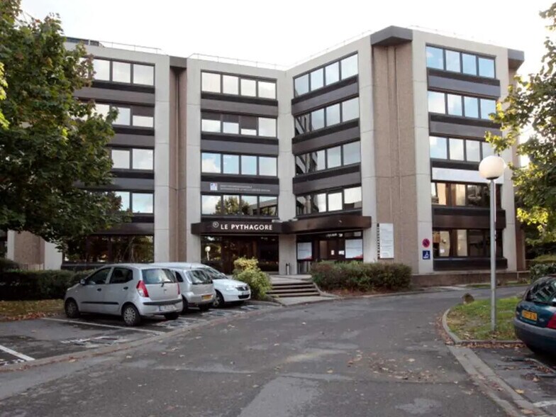 Office in Créteil for lease - Building Photo - Image 1 of 11