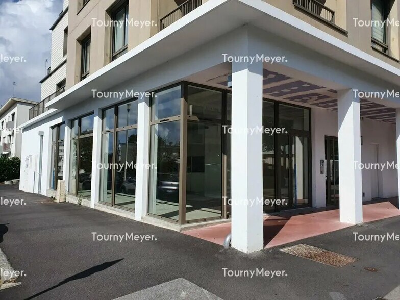 Retail in Lorient for lease - Building Photo - Image 2 of 4