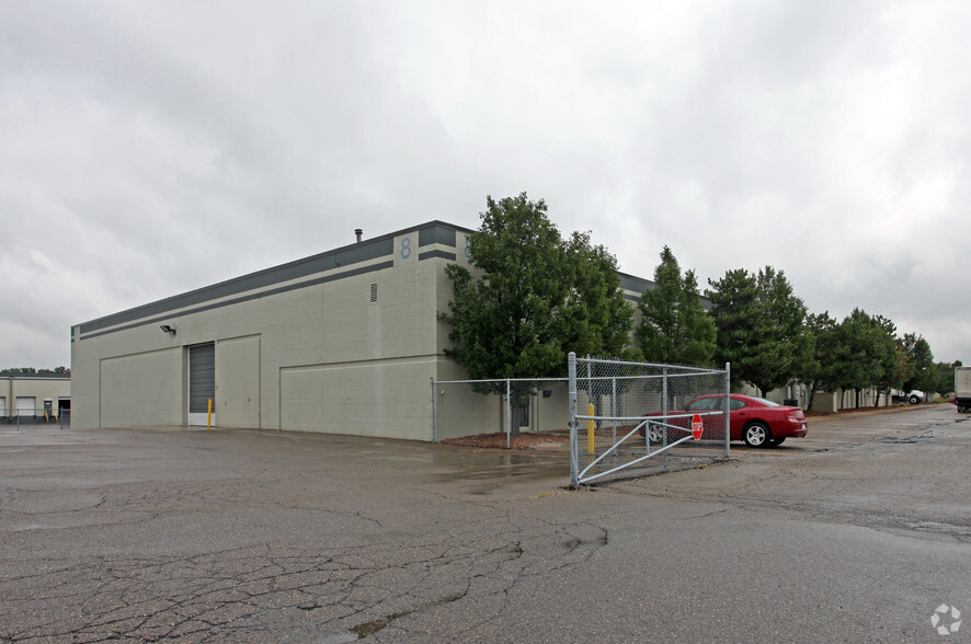 28933-29017 Highland Rd, Romulus, MI for lease - Primary Photo - Image 1 of 3