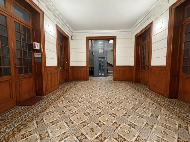 Office in Bordeaux for lease - Lobby - Image 2 of 4