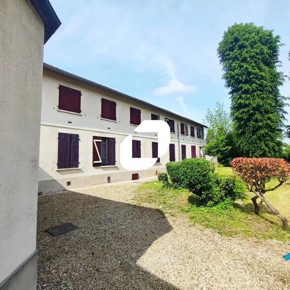 Office in Mandres-les-Roses for sale - Building Photo - Image 2 of 5