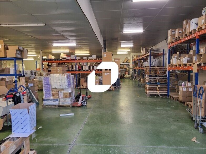 Flex in Pessac for lease - Interior Photo - Image 3 of 10