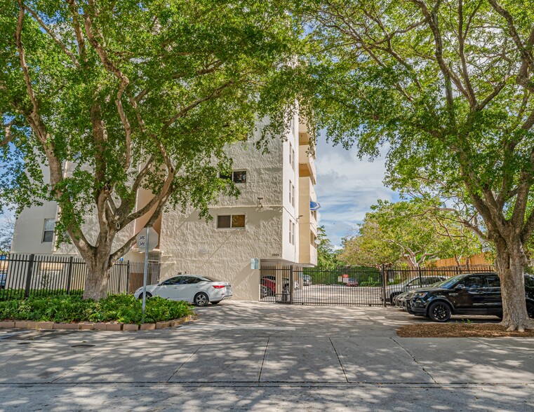 5995 Biscayne Blvd, Miami, FL for sale - Building Photo - Image 2 of 5