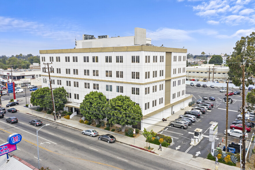 15243 Vanowen St, Van Nuys, CA for lease - Building Photo - Image 1 of 8