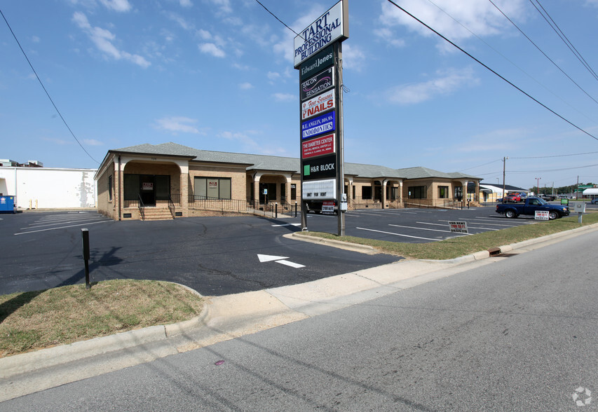 512-520 Erwin Rd, Dunn, NC for lease - Building Photo - Image 3 of 4