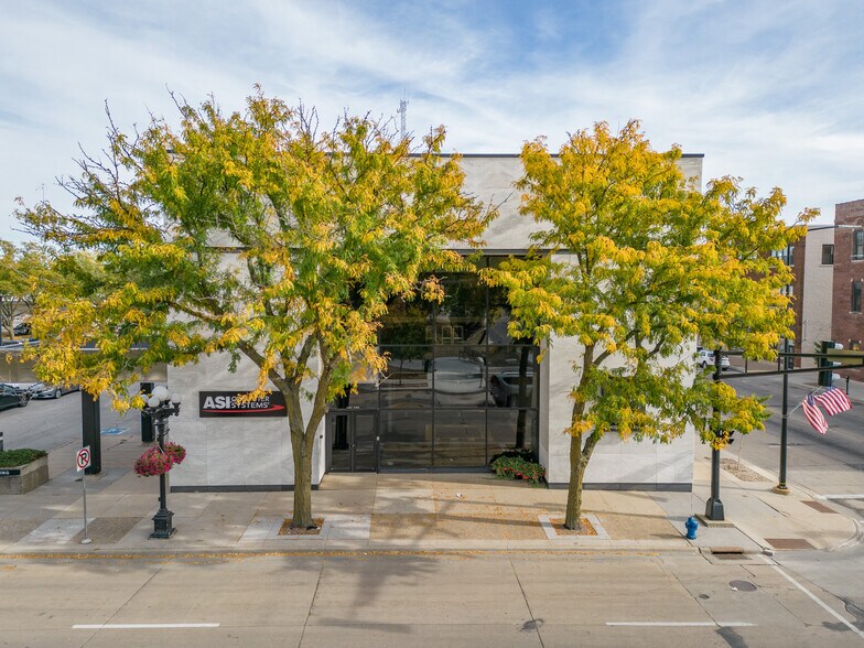 402-404 E 4th St, Waterloo, IA for sale - Building Photo - Image 1 of 1