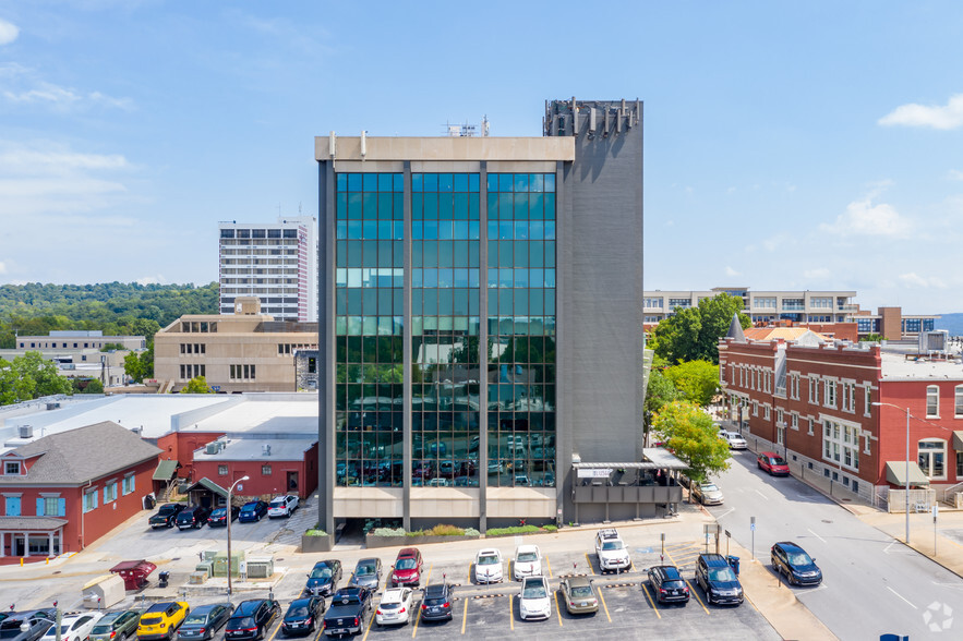 112 W Center St, Fayetteville, AR for lease - Building Photo - Image 2 of 32