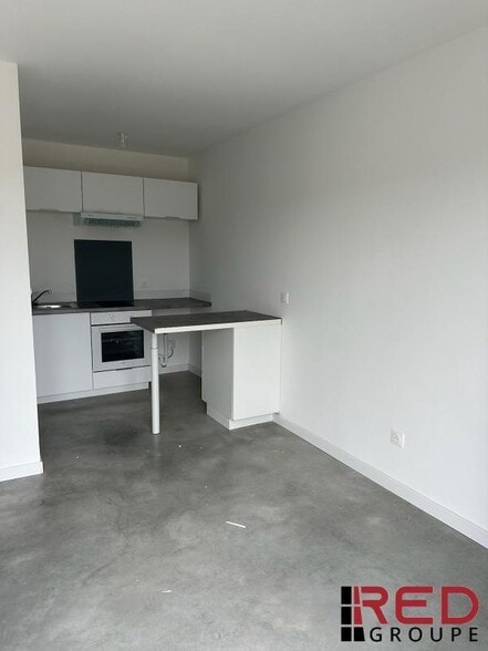 Office in Châteauneuf-le-Rouge for lease - Interior Photo - Image 3 of 5