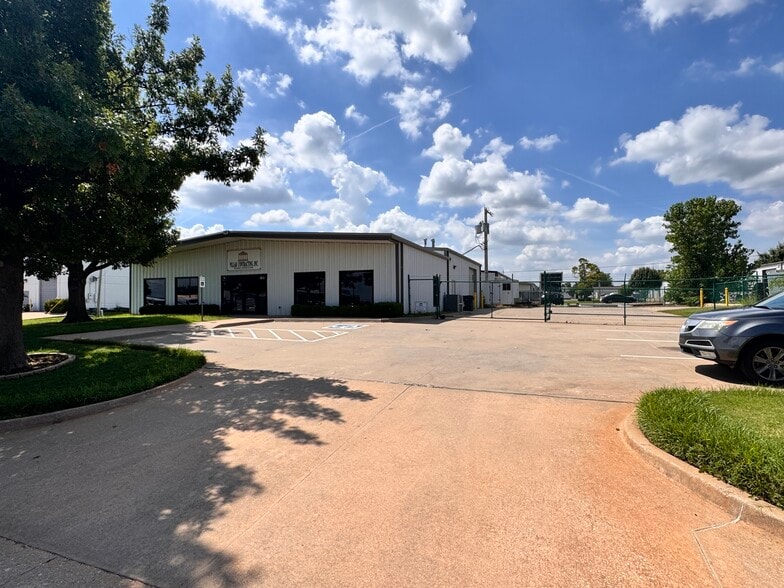 7408 NW 85th St, Oklahoma City, OK for lease - Building Photo - Image 2 of 12