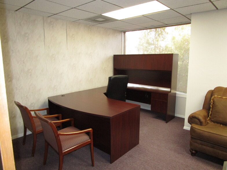 5053 La Mart Dr, Riverside, CA for lease - Interior Photo - Image 2 of 8