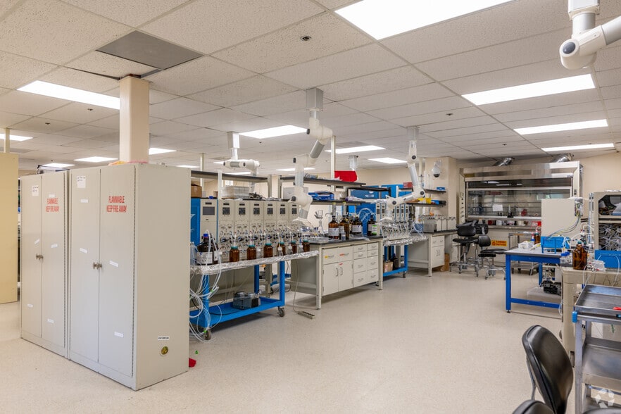 900 Technology Park Dr, Billerica, MA for lease - Interior Photo - Image 2 of 16