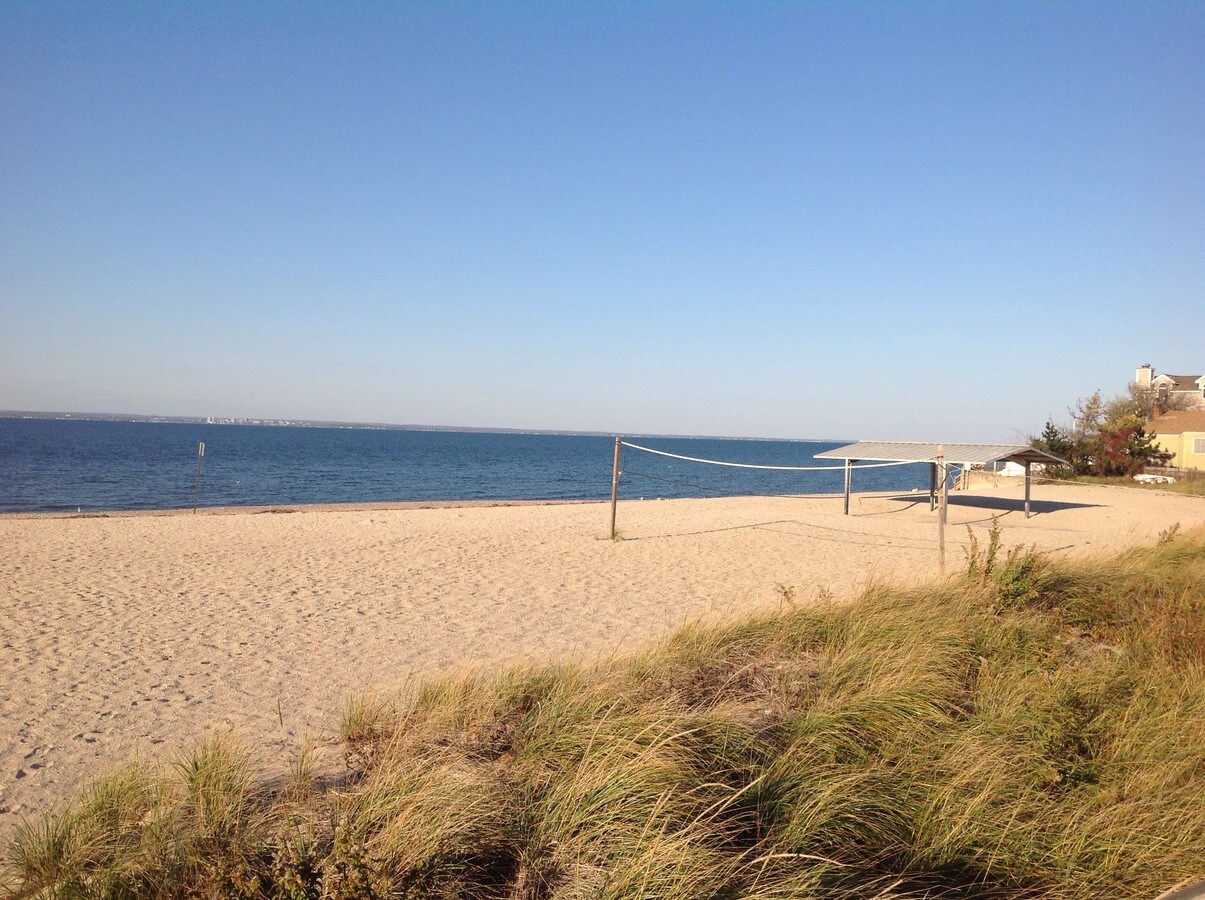 50 Bayville Ave, Bayville, NY 11709