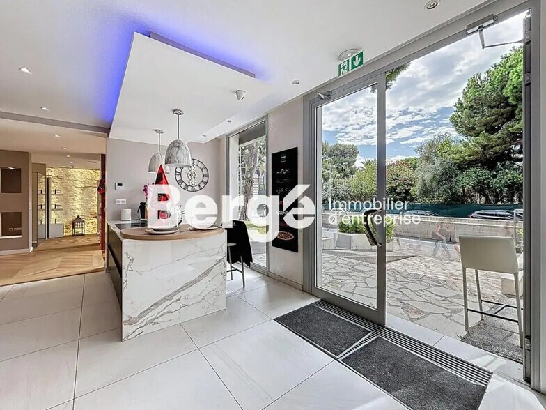 Retail in Saint-Laurent-du-Var for lease - Interior Photo - Image 1 of 8